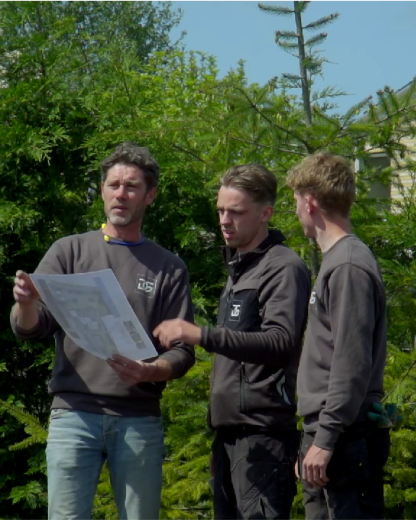 Het team van De Gaarde Hoveniers werken samen aan het ontwerp van een tuin.