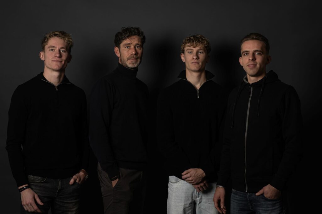 Het team van De Gaarde Hoveniers, bestaande uit vakmensen die tuinen met zorg en passie ontwerpen en onderhouden.